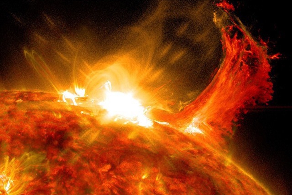 Destruction by Nature | Sun flares (Photo Credit: NASA/SDO)